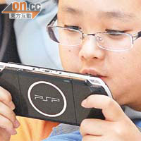 兒童經常近距離打遊戲機，或是導致提早有近視及度數加深的原因之一。（黃仲民攝）