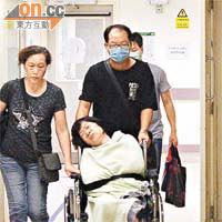 傷者女親友在醫院傷心過度暈厥，由輪椅推入病房治理。	（李樂恆攝）