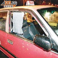 的士司機位車窗玻璃被撞破。