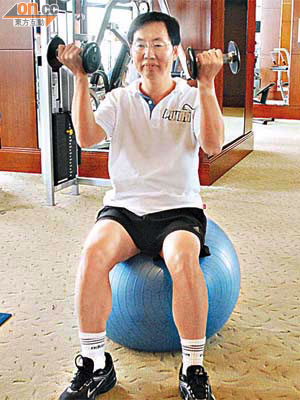 貝沙灣會所嘅健身室有齊各種健身器械，健波舉啞鈴練大隻。