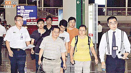 多名人質家屬，昨晚陸續抵達赤鱲角機場，乘坐政府安排的包機前往菲律賓。