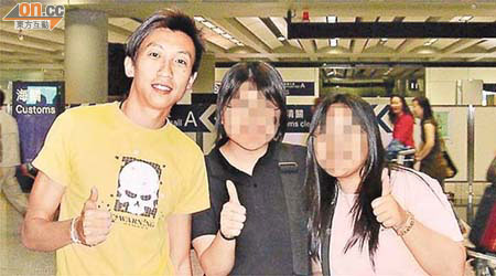 謝廷駿（左）○四年帶團到泰國時在機場與團友合攝。	（網上圖片）