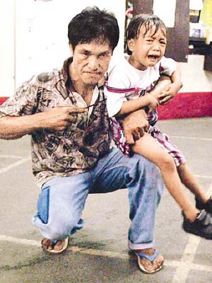 ○二年一名綁匪挾持一名四歲男童作人質，菲國ＳＷＡＴ營救失敗。	（資料圖片）