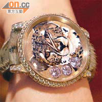 蔡太戴上瑞士SARCAR鑽石名錶，花豹圖案非常別致。	（溫國佳攝）