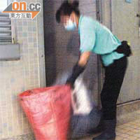 載滿膠樽的回收袋會跟其他垃圾一樣，直接倒進垃圾槽並運往垃圾房。