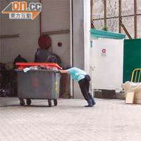 工人在各座垃圾房收集垃圾後，再運往大型垃圾房等候垃圾車收集。