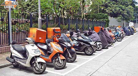 紅磡利工街一列電單車位經常爆滿，反映供求嚴重不足。