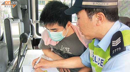 被告梁朝宇（左）駕「波音」牌私家車時，涉嫌撞死路人。圖為事發後接受警員調查。