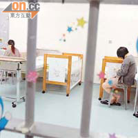 女監內設有育嬰室，讓女犯人可與三歲以下子女共處。	