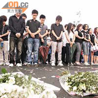 當地華人學生昨在現場悼念死難者。	（特派記者馬尼拉圖片）