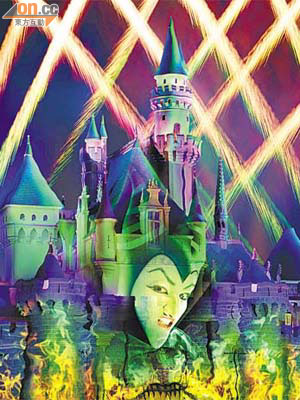 迪士尼首創萬聖節煙火表演，以高清投射黑巫婆影像，再配以煙火、燈光效果。	（迪士尼樂園提供圖片）