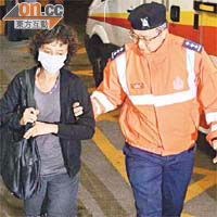 梁太（左）在救護人員陪同下到屯門醫院。	（高嘉業攝）