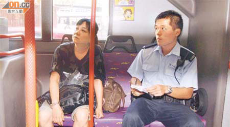 女乘客（左）遭巴士車門夾傷頭送院治療。	（陳展鴻攝）