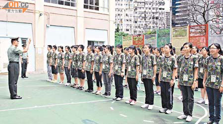每個參加德育培訓課程嘅青少年都經過嚴格步操訓練、國民教育及品格培訓。	（麥潤田攝）