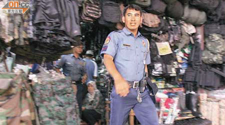 馬尼拉市面不難找到售賣警察制服和「證件」的店舖，記者問價發現數百港元即有交易。	（特派記者馬尼拉傳真）