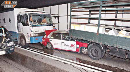 的士被兩貨車「夾擊」夾扁，司機及乘客險死。	（左錦鴻攝）