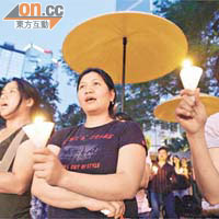 不少菲律賓人士也參與追思會悼念死者，也為傷者打氣。