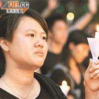 點點淚光和燭光，象徵了市民對死難者的心意。