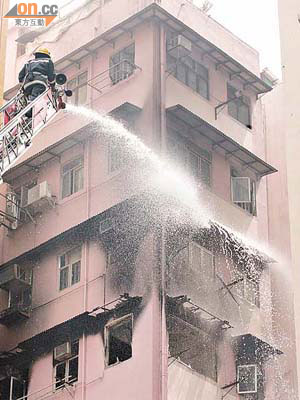 消防員架起雲梯開喉將火撲熄。	（馬竟峯攝）