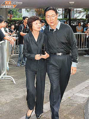 馬時亨（右）神情哀傷，扶住民政事務總署署長陳甘美華進場。	（何偉鴻攝）