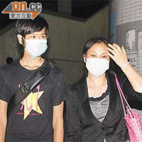 兩名親友昨晚到醫院探望陳國柱，兩人逗留約一小時後離去。	（李少雄攝）