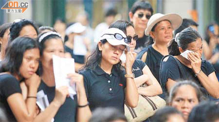 出席追思會的菲律賓人士均穿上素色衣服悼念死者，部分人士更忍不住流下眼淚。