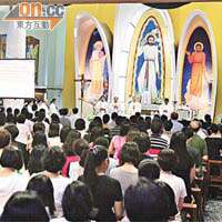 由菲律賓女傭團體舉行的彌撒，有近八百人參加。