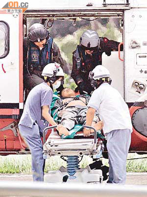 訓練中懷疑中暑的機動部隊人員由直升機送院搶救。	（黃君堡攝）