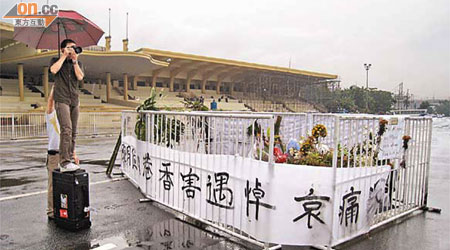 在冷血槍手挾持港團旅巴屠殺人質的案發現場，港警人員拍攝現場環境蒐證。