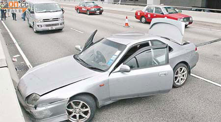 肇事私家車連撞四次石壆後停下，好心司機將客貨車停在私家車後面，以免其他車輛駛至撞及。