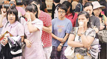 香港市區空氣污染問題嚴重，行人過馬路時要掩鼻而行。	（高嘉業攝）
