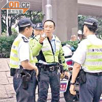 受傷警長（右二）向同袍講述事發經過。