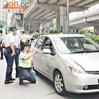 涉事私家車停在路邊，警員在場調查。	（陳錦昌攝）