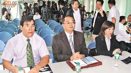 文達成（中）及高級檢控官吳美華（右）均有出席聽證會。	（特派記者馬尼拉傳真）