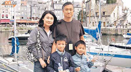 陳振彬（後排右）同家人遊覽Honfleur呢個藝術之都兼古老漁港時，覺得值得香港鯉魚門借鏡。	（陳振彬提供圖片）