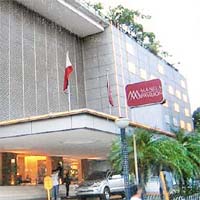 莫雷洛知道林雯洛離開現場後，獨自往Manila Pavilion酒店飲咖啡看直播。