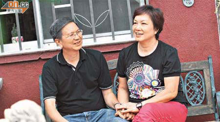 盧覺強（左）與太太結婚卅六年，恩愛非常。