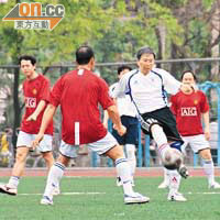 盧覺強（右二）喜愛足球，至今不時相約波友在球場上較量。