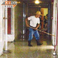 污水自方宅單位湧至走廊，房署派出清潔工協助清理。	（讀者提供圖片）