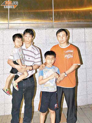 兩名失蹤男童分別回到各自父親的懷抱。