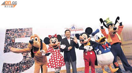 迪士尼樂園將陸續推出多項五周年慶祝活動。	（蕭毅攝）
