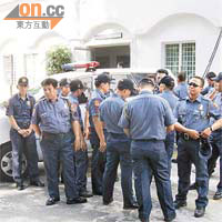 大批菲國國家調查局人員抵達司法部協助調查工作。	（特派記者馬尼拉傳真）