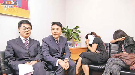 曾明輝（左一）與林炳昌（左二）相識十多年。另旅行社兩名女職員（右一及右二）亦會列席上訴聆訴。	（胡耀威攝）