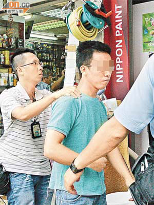 其中一名涉案五金店店員被捕。