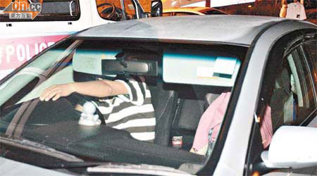 遇劫男女在私家車內助查。	（陳桂健攝）