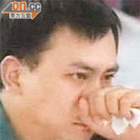 聆聽電台錄音期間，一名香港警方代表亦落下男兒淚。