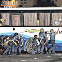 菲特警指警方裝備不濟，以致強攻巴士時雞手鴨腳。	（資料圖片）