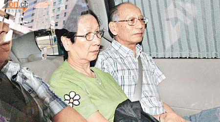 李奕彪夫婦昨到灣仔警察總部會見菲律賓調查人員。	（蘇文傑攝）