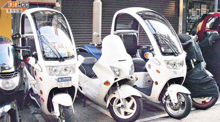 機動三輪車需泊在私家車泊位，泊於電單車位，肯定違法。 （張琦攝）