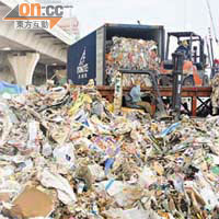 觀塘裝卸區的回收商不滿被迫遷至柴灣，計劃月底罷收抗議。	（林少權攝）